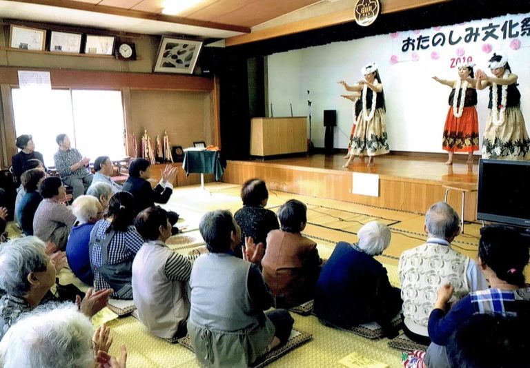 地区のフラダンスにご満悦